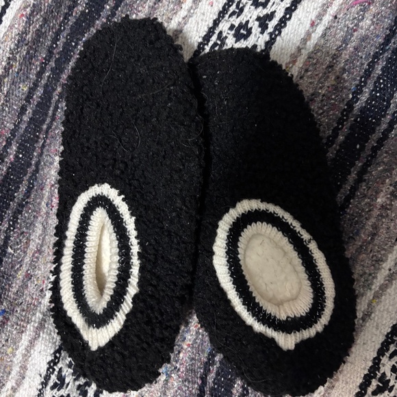 Women’s black Sherpa lined fuzzy slippers or house shoes - Picture 4 of 4